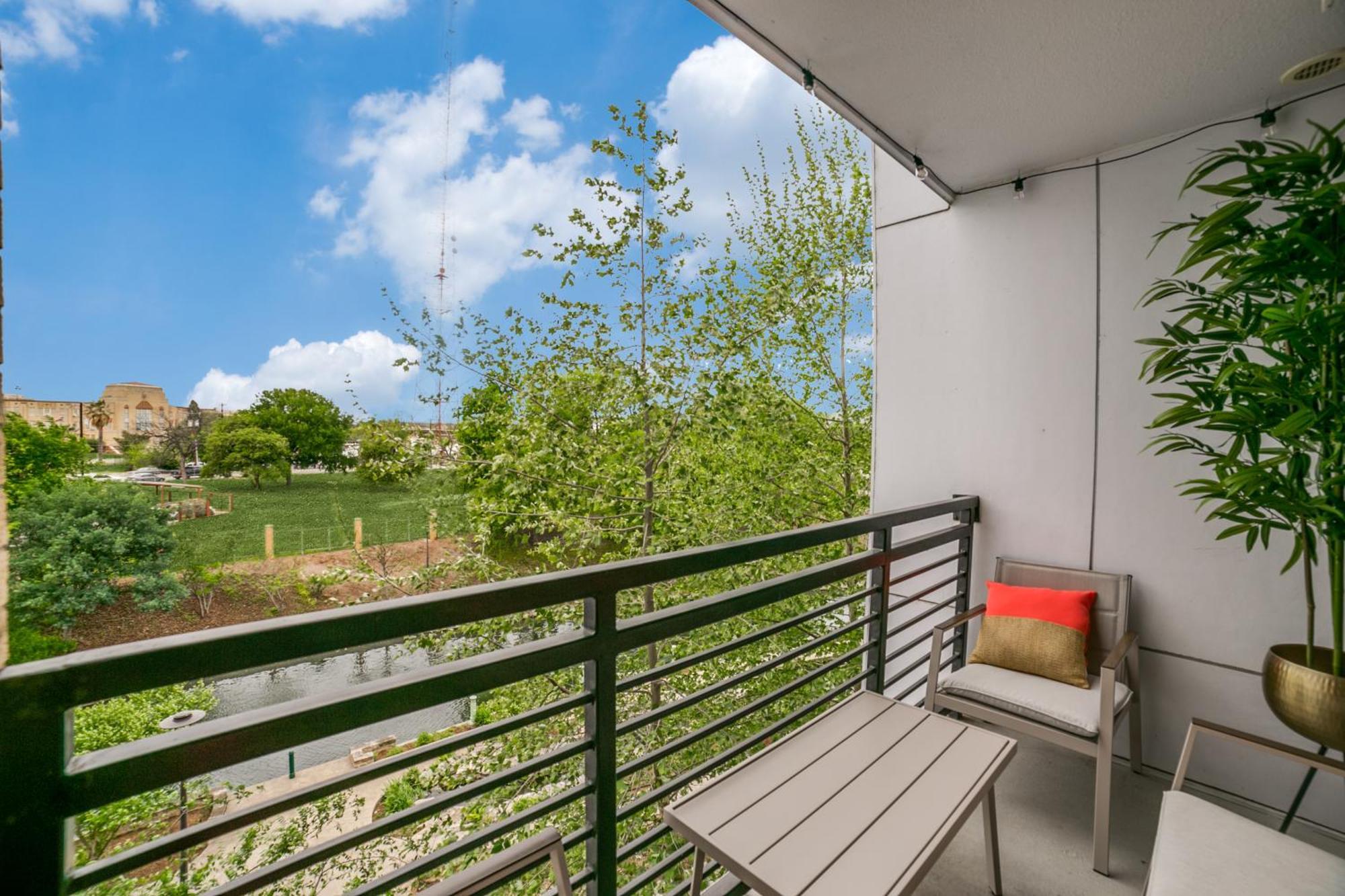 Downtown Apartment With Riverwalk Views Free Parking Pet Friendly Centrally Located On The Riverwalk San Antonio Eksteriør billede